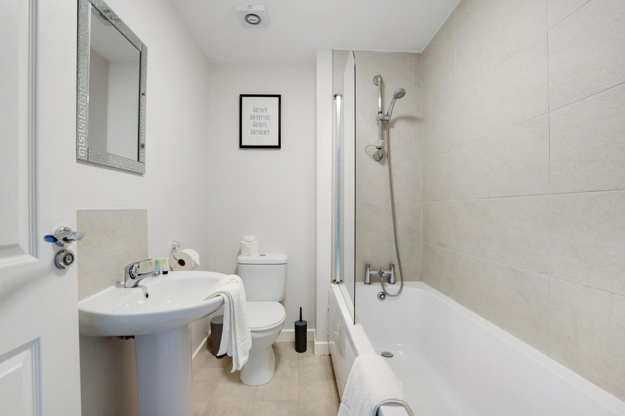 New! Charming 2-bed In Nevis Walk, Sleeps 4! Holiday home