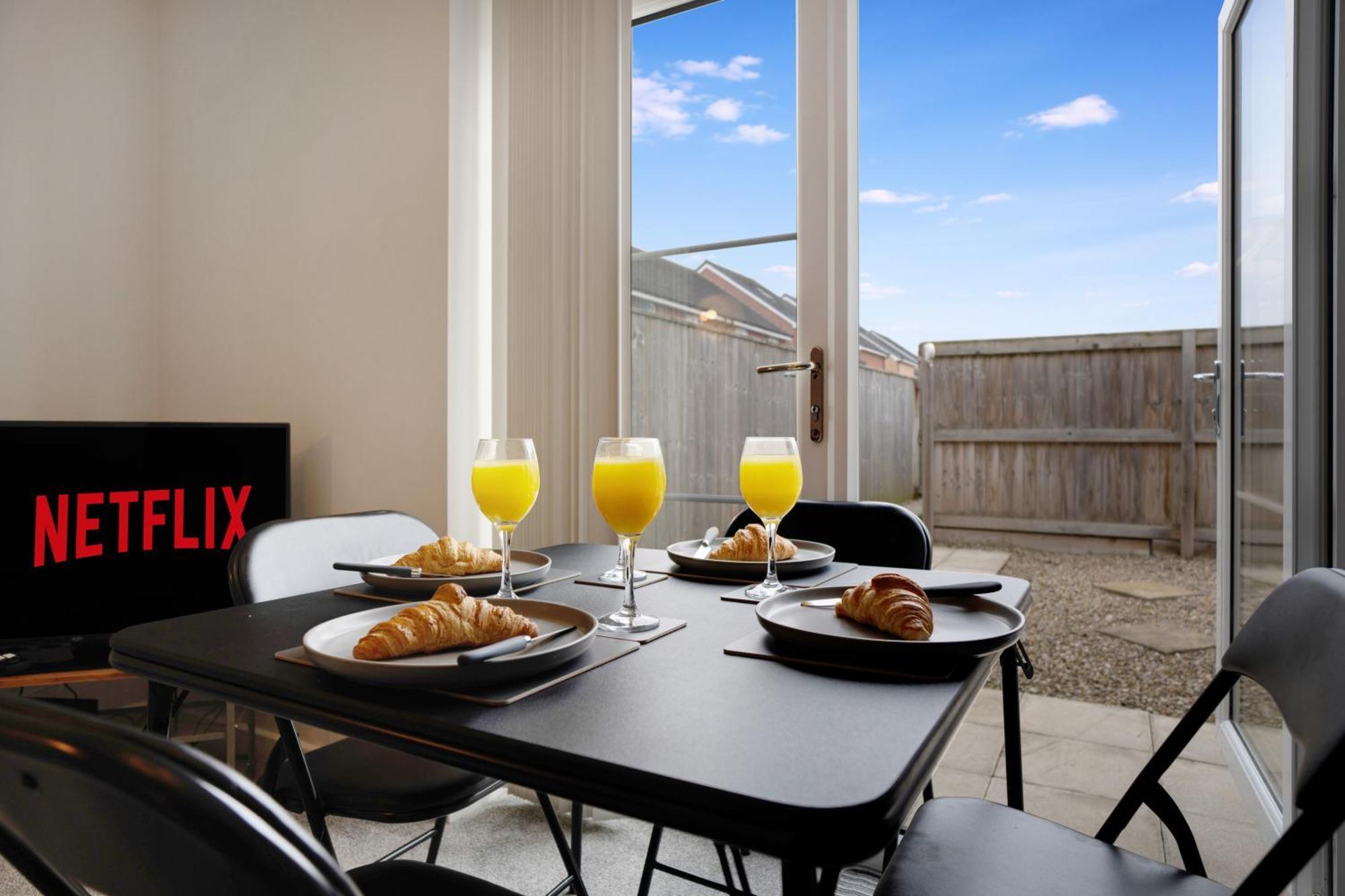 New! Charming 2-bed In Nevis Walk, Sleeps 4! Holiday home