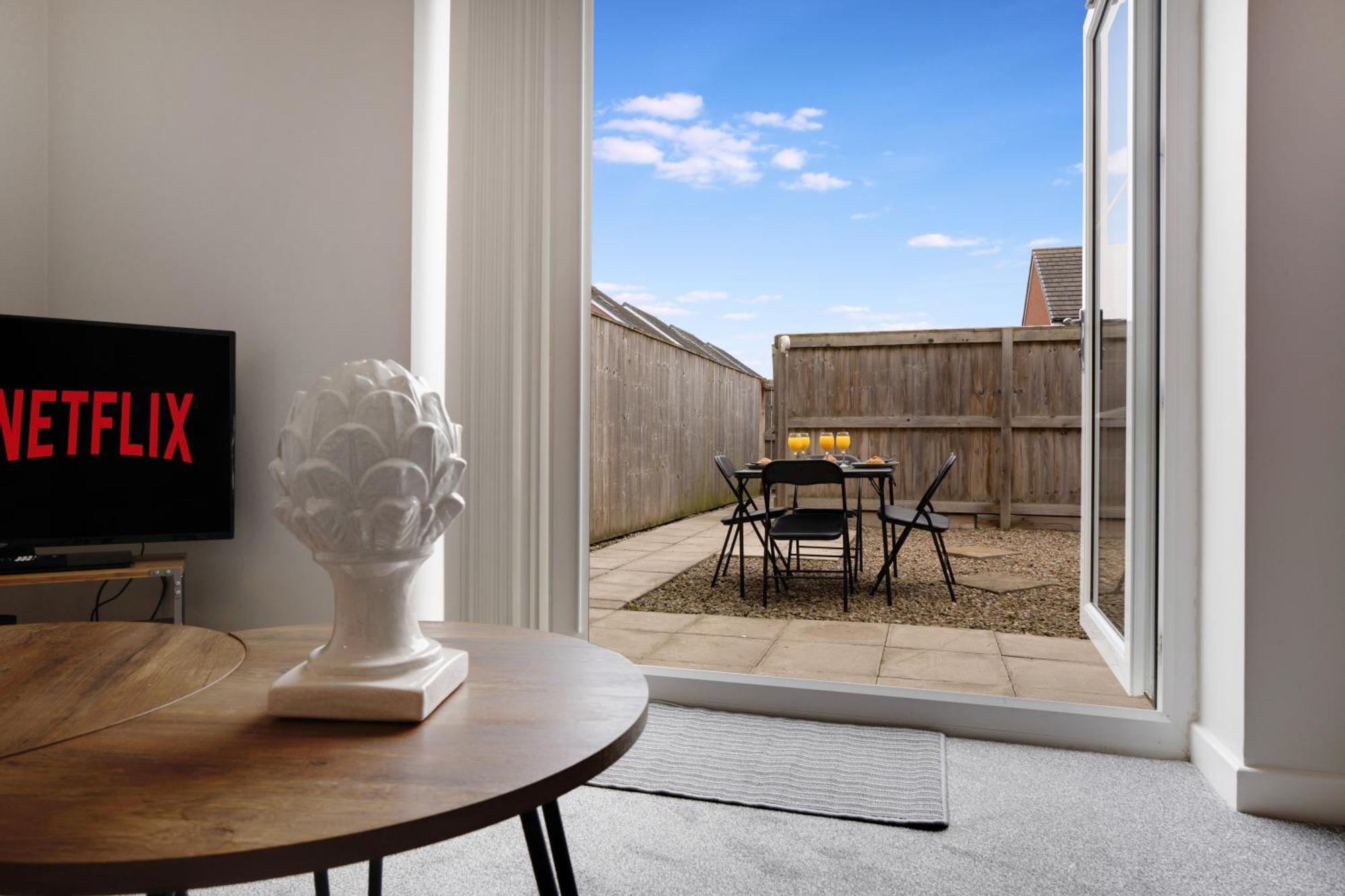 New! Charming 2-bed In Nevis Walk, Sleeps 4! Holiday home